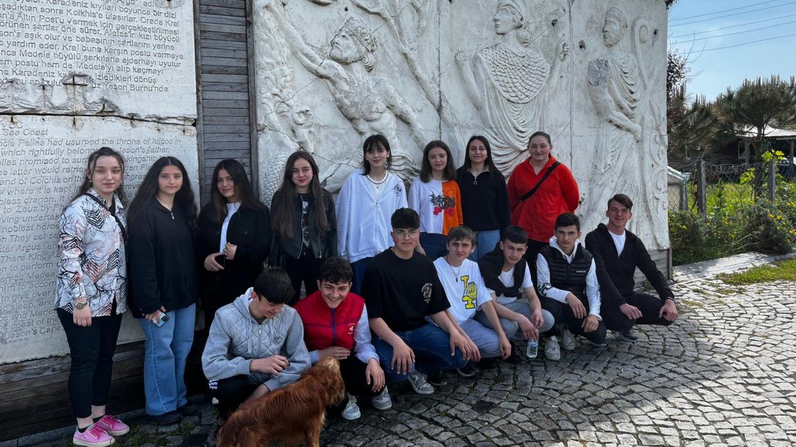 ÇEDES (Çevreme Duyarlıyım Değerlerime Saygılıyım) Projesi kapsamında Manevi Gezi planı düzenleyerek öğrencilerimiz Yason Burnu ve Ünye Şeyh Yunus Türbesini ziyaret etti.