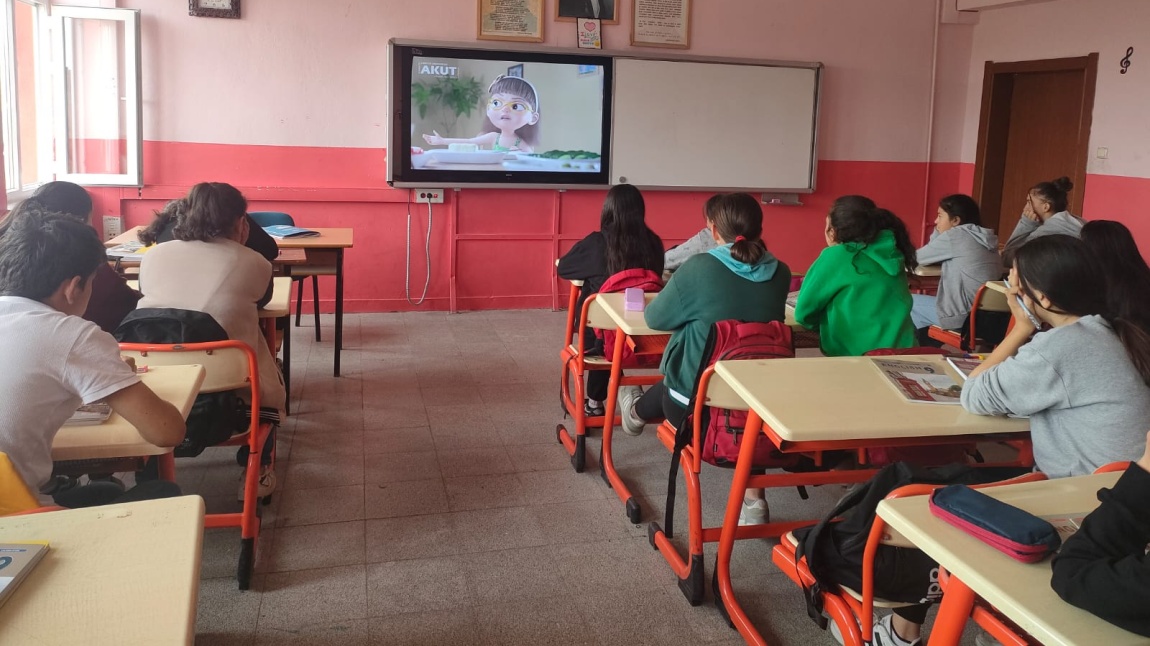 Dünya Afet Risklerinin Azaltılması günü kapsamında okulumuz öğrencilerine afete hazırlık videoları izletildi.